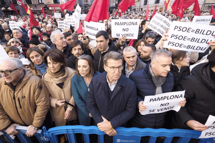 Miles de personas se han concentrado en Pamplona, convocadas por UPN, para expresar su rechazo a la moción de censura