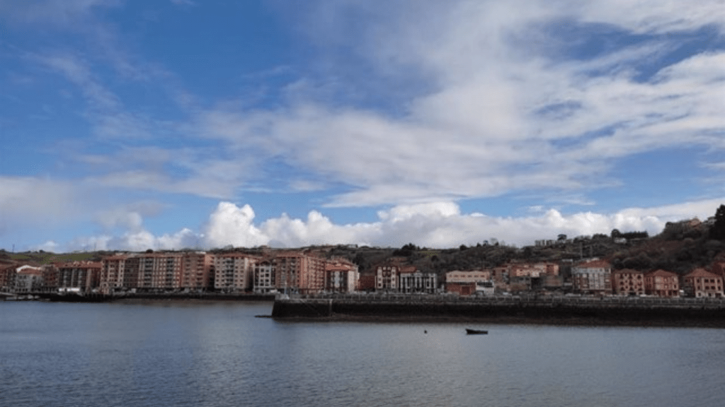 España continuará este lunes en una situación anticiclónica con predominio de cielos poco nubosos en la Península.