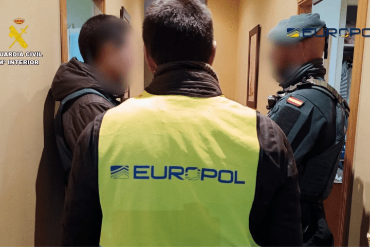 La Guardia Civil detiene en la Rinconada, Sevilla, a un hombre vinculado a la organización terrorista Daesh.