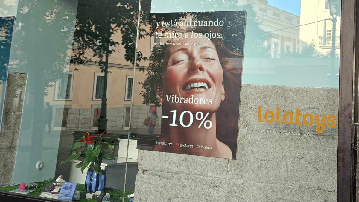 'Sexshop'. Jorge Fernández, propietario de la tienda erótica Lolatoys, ubicada en la calle madrileña del Marqués Viudo de Pontejos, Madrid.