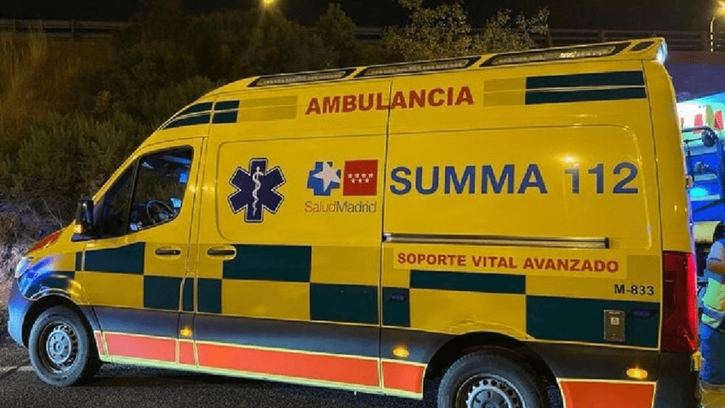 La explosión de un conducto de agua en una chimenea deja herido este domingo a un joven de 20 años en Madrid.