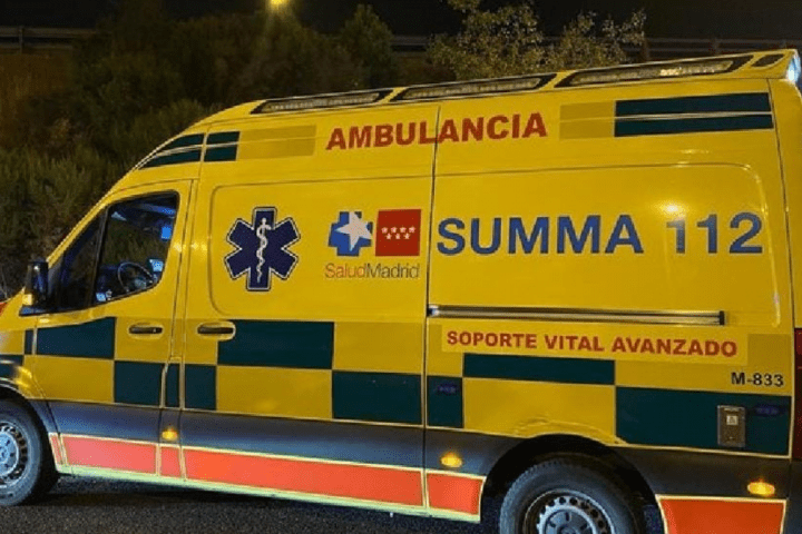 La explosión de un conducto de agua en una chimenea deja herido este domingo a un joven de 20 años en Madrid.