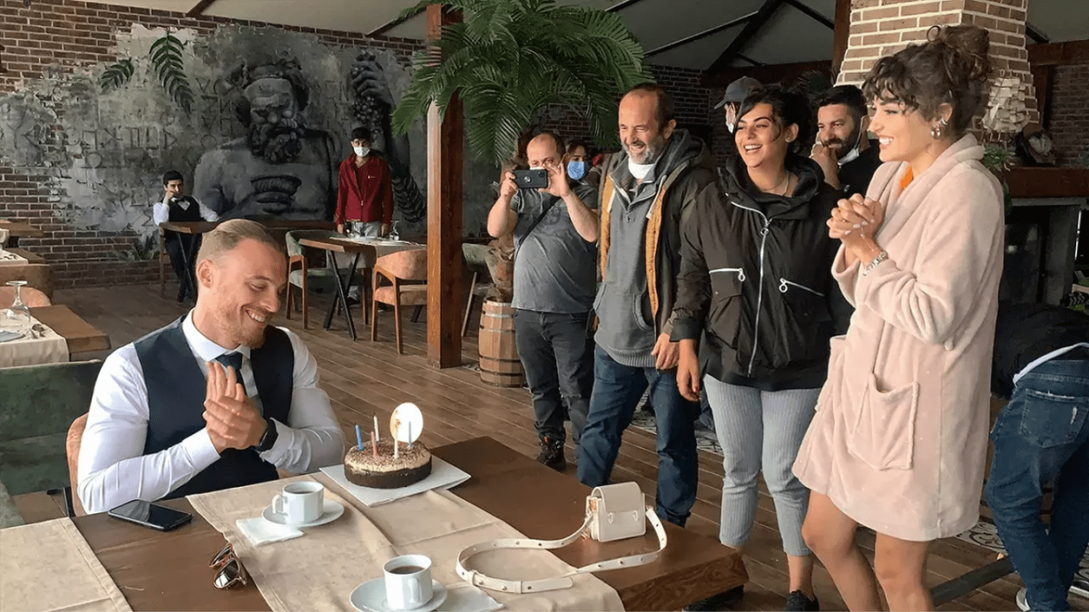 Kerem Bürsin celebra su cumpleaños en el set de 'Sen Çal Kapımı'