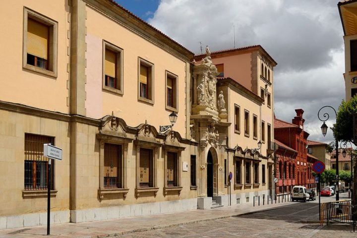 El exconcejal arrojó a su pareja por la ventana