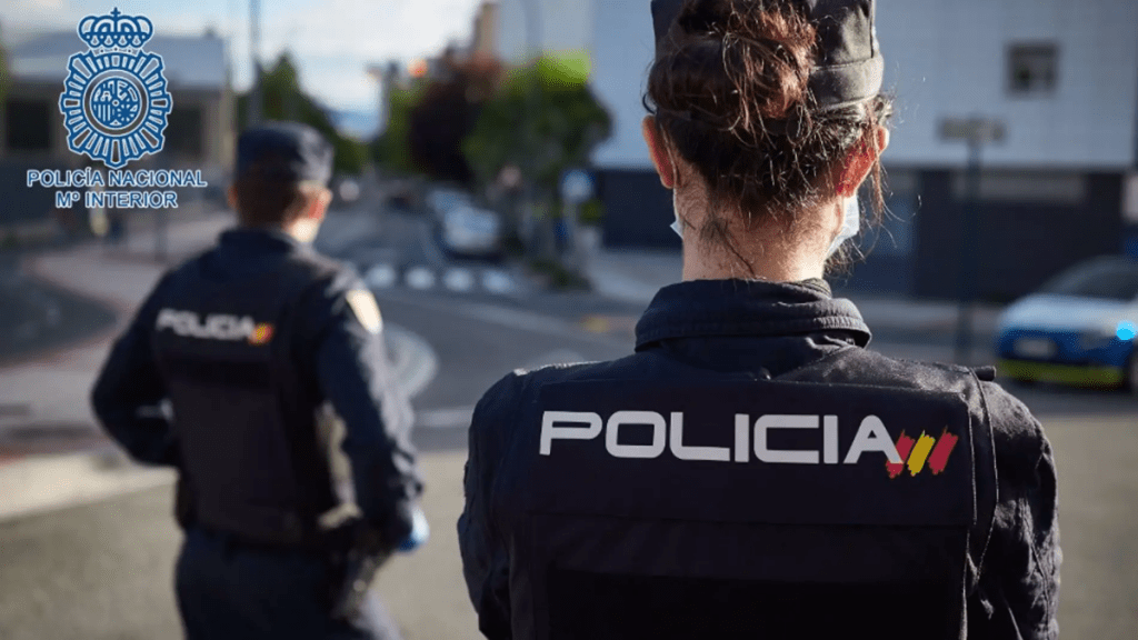 Policía y detenidos por forzar puerta en Elche