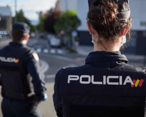 Policía y detenidos por forzar puerta en Elche