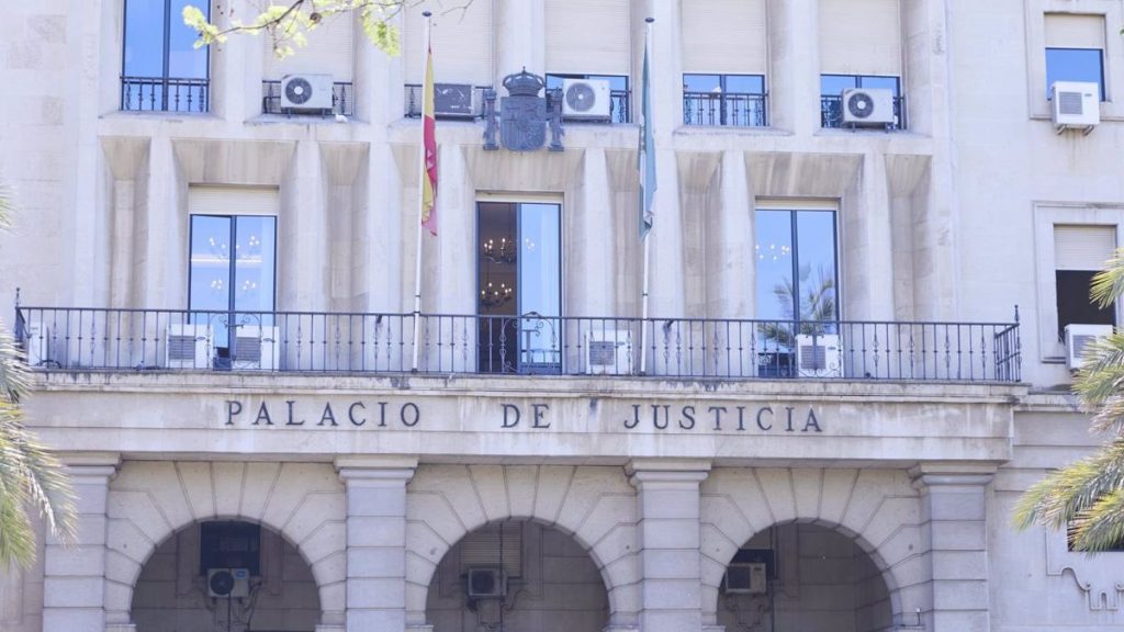 Detalle de la fachada principal de la Audiencia Provincial de Sevilla IFuente: EP