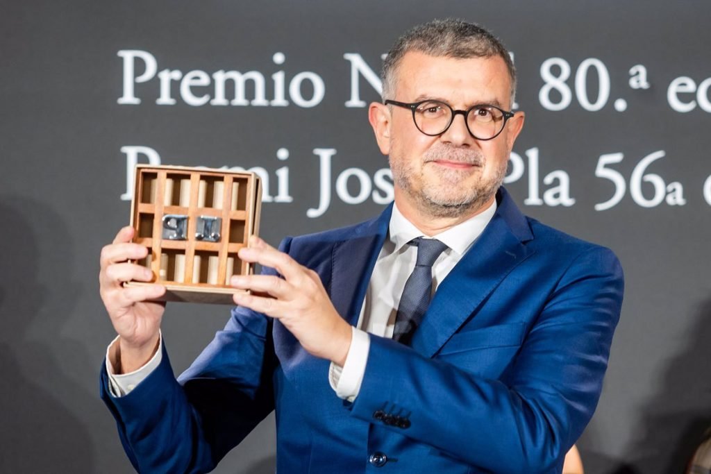 LED - César Pérez Gellida, premio Nadal, presenta Bajo tierra seca -  Levante-EMV