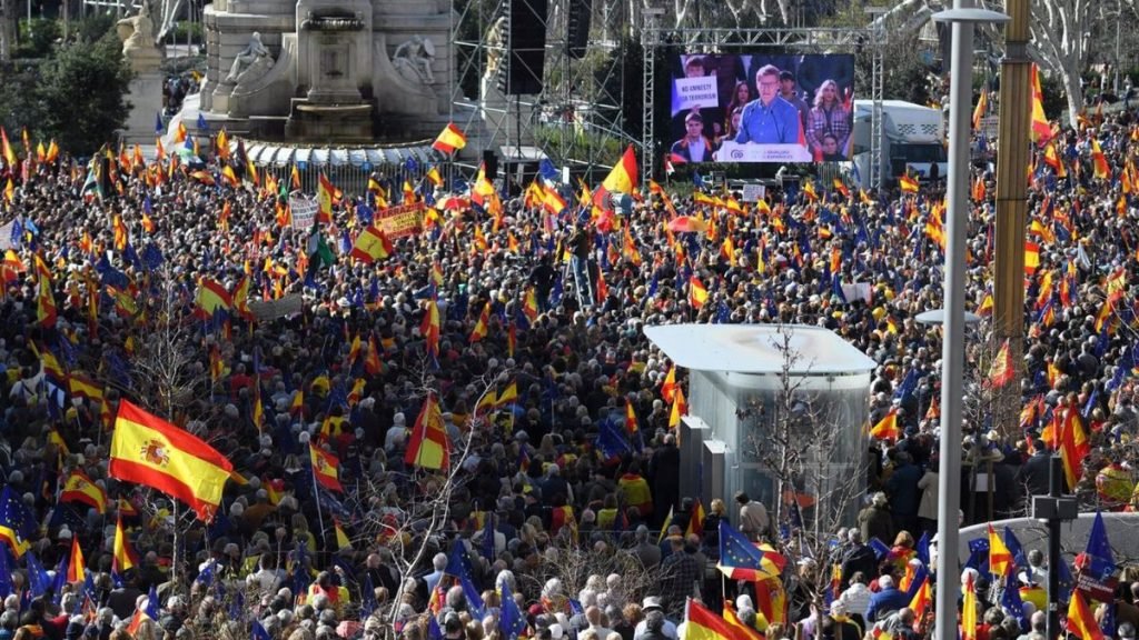 Feijóo concentra a miles de personas en la Plaza de España