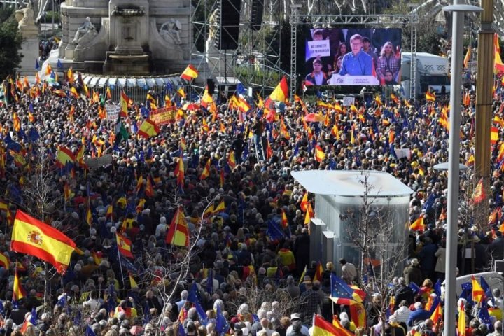 Feijóo concentra a miles de personas en la Plaza de España