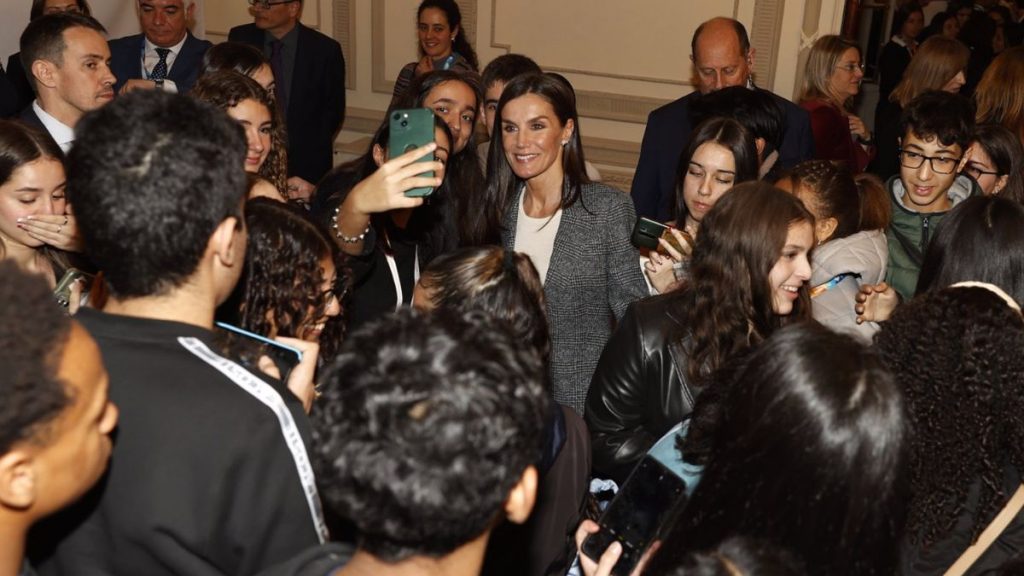 La Reina Letizia con los asistentes a la jornada