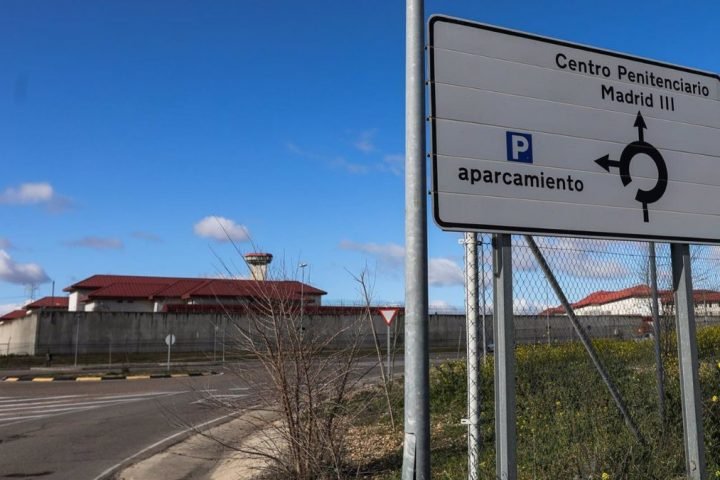 Un cartel indica la dirección a la entrada de la Cárcel de Valdemoro/Centro Penitenciario Madrid III, junto al exterior de la prisión, en Valdemoro (Madrid) a 6 de marzo de 2020 / Fuente: Europa Press