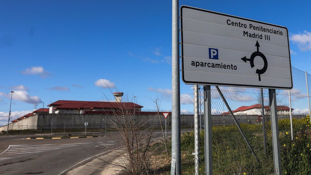 Un cartel indica la dirección a la entrada de la Cárcel de Valdemoro/Centro Penitenciario Madrid III, junto al exterior de la prisión, en Valdemoro (Madrid) a 6 de marzo de 2020 / Fuente: Europa Press