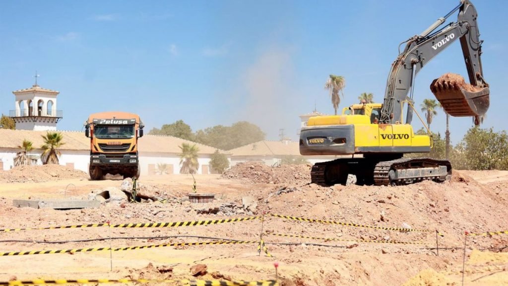 Trabajadores de la construcción en una obra en la barriada del Parque Alcosa, a 2 de septiembre de 2023 en Sevilla / Fuente: Europa Press