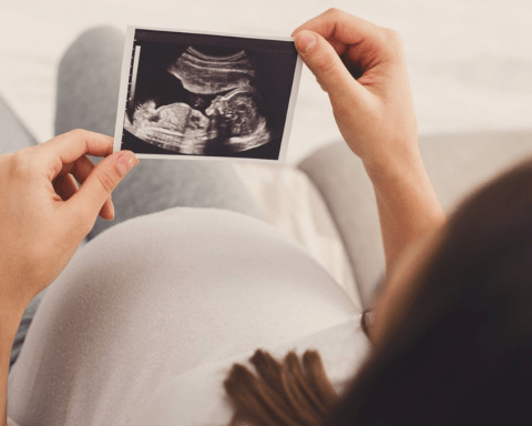 Archivo - Embarazada mirando la ecografía de su bebé. - PROSTOCK-STUDIO -