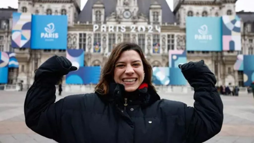 Irene Sánchez-Escribano posa delante del Ayuntamiento de París / Fuente: Europa Press