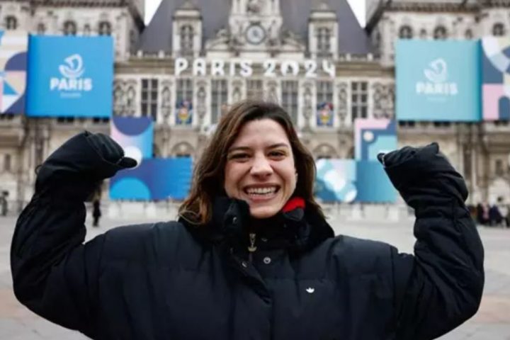 Irene Sánchez-Escribano posa delante del Ayuntamiento de París / Fuente: Europa Press