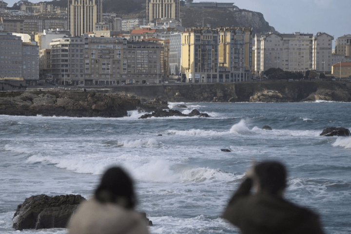 Archivo - Olas en A Coruña, Galicia (España). - M. Dylan - Europa Press -