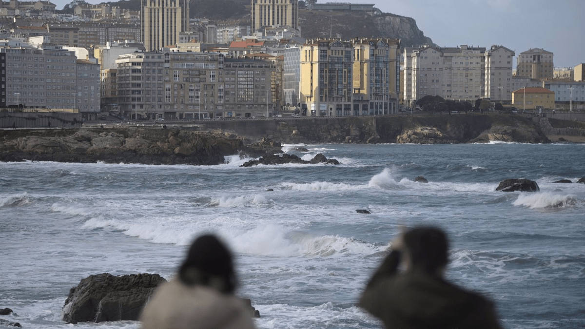 Archivo - Olas en A Coruña, Galicia (España). - M. Dylan - Europa Press -