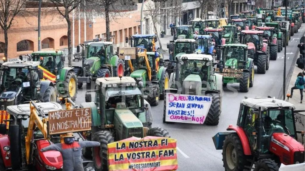 Tractores bloqueando la carretera: | Fuente: Europa Press