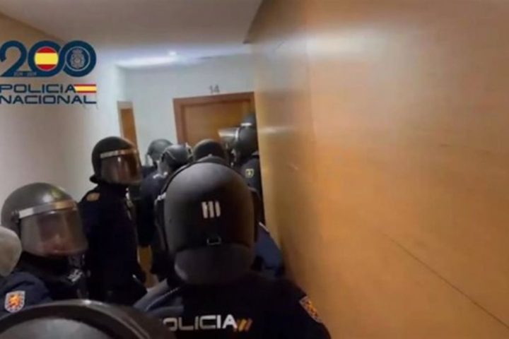 Policías entrando en un piso franco | Fuente: PN