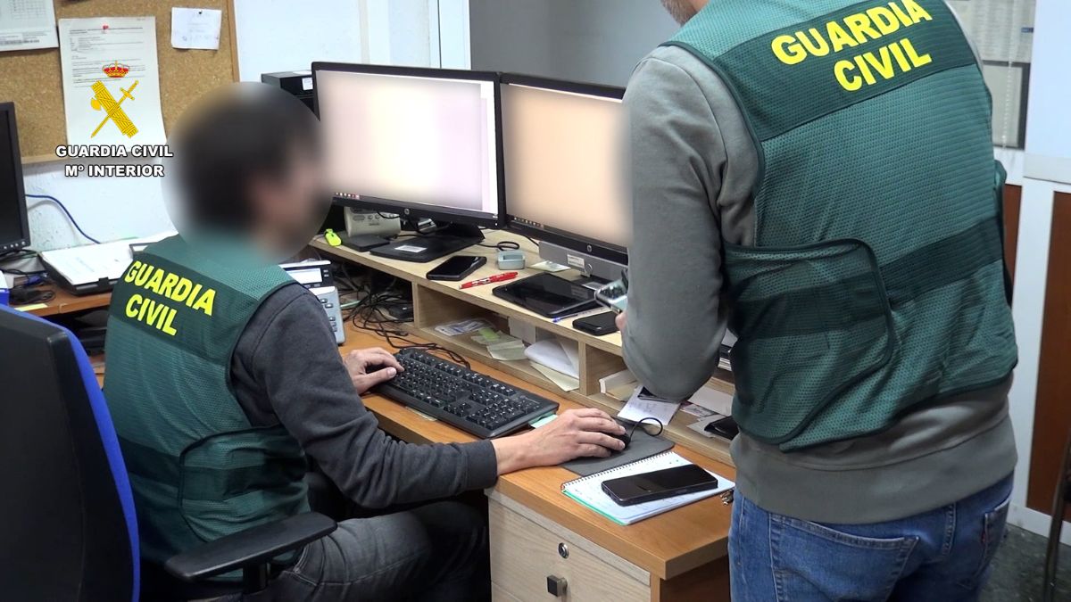 Guardia frente a un ordenador | Fuente; GC