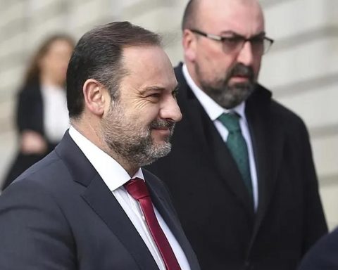 El Supremo envía a juicio a Ábalos y Koldo y les mantiene en prisión por la presunta trama de mascarillas