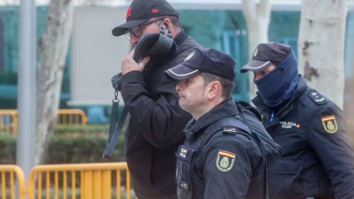 Koldo García, escoltado por dos policías | Fuente: Europa Press