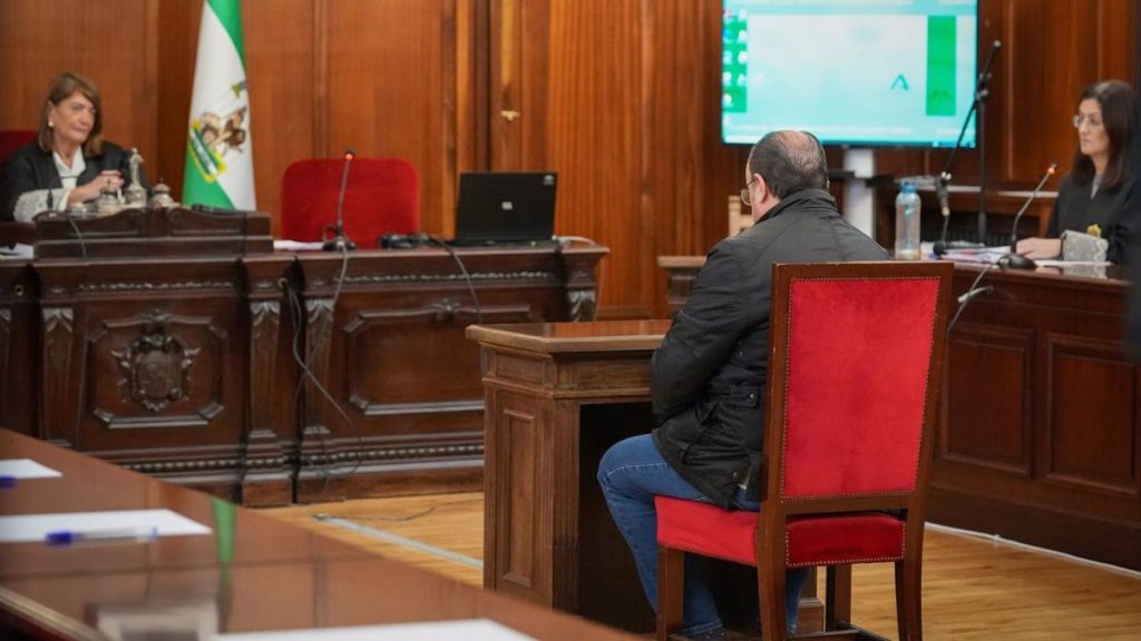 El acusado de dejar morir a su madre de hambre y sed comparece ante el tribunal en la primera sesión del juicio / Fuente: Europa Press