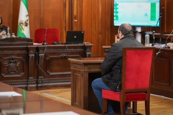 El acusado de dejar morir a su madre de hambre y sed comparece ante el tribunal en la primera sesión del juicio / Fuente: Europa Press