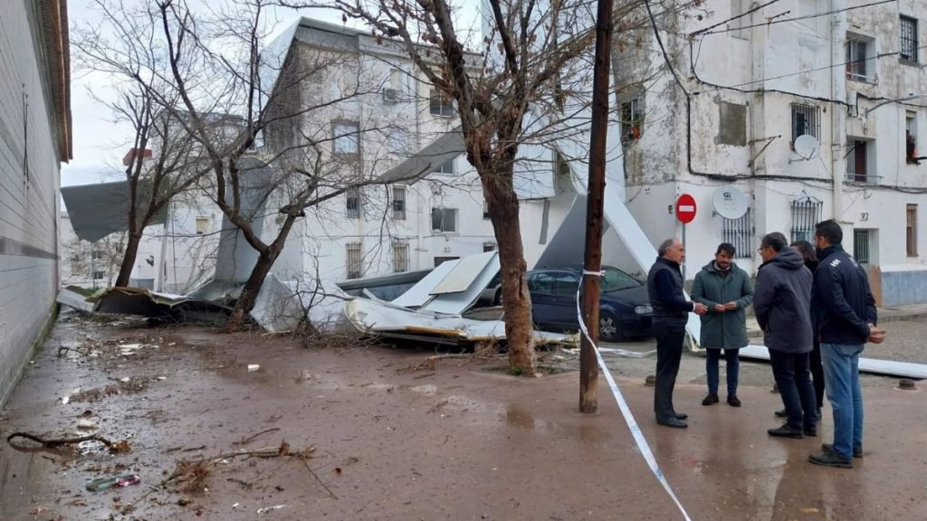 Techo desprendido de un pabellón de deportes en Algeciras (Cádiz) provocado por la borrasca 'Karlotta' / Fuente: Europa Press