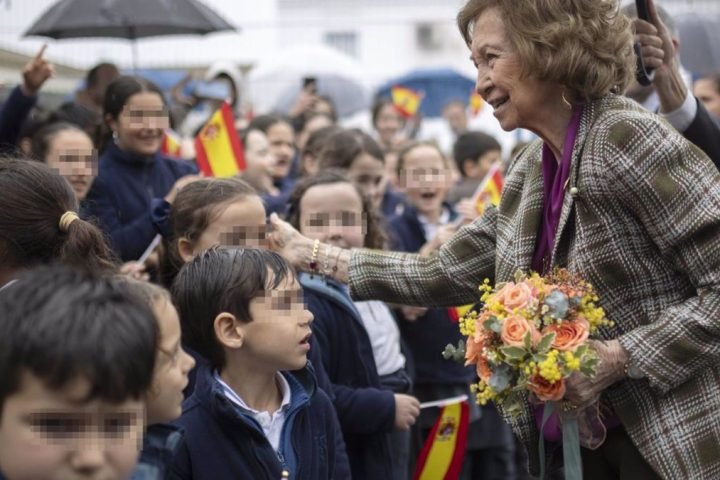La reina Sofía saluda a niños que la esperan antes de su visita al Banco de Alimentos en Huelva / Fuente: Europa Press