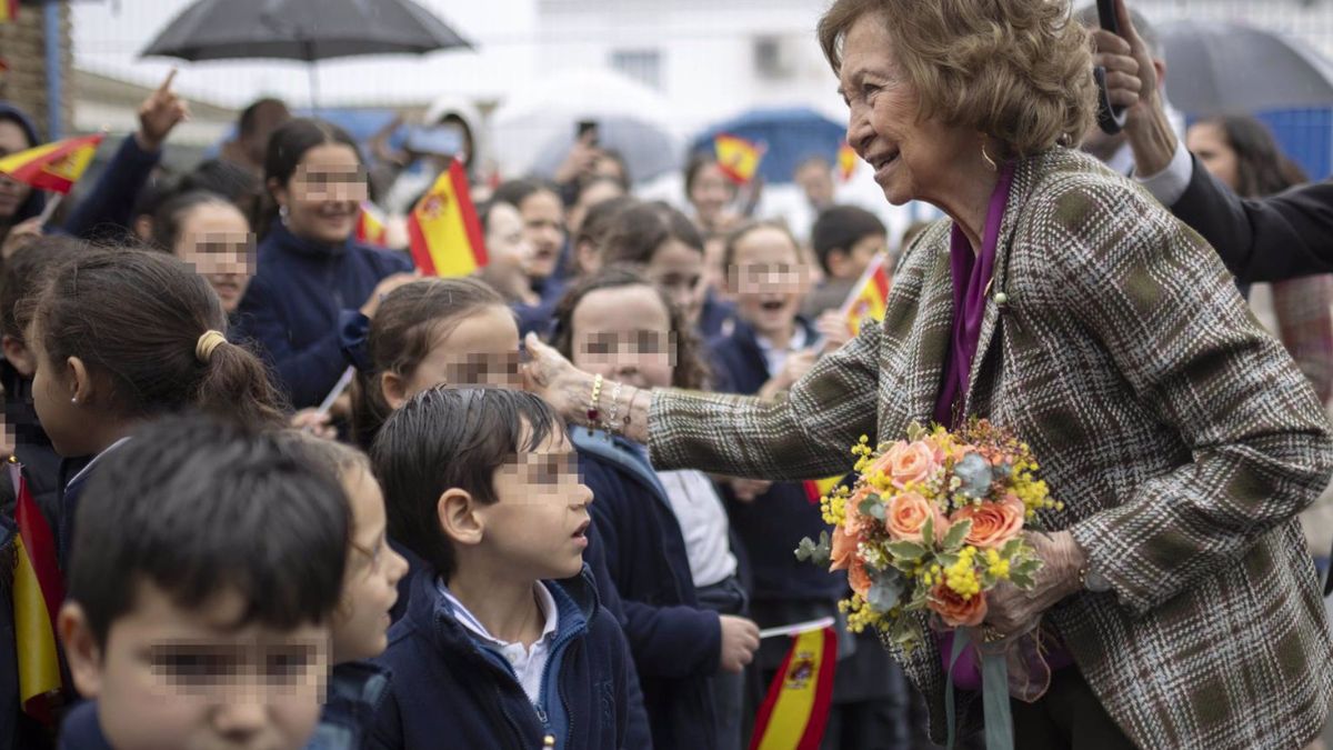 La reina Sofía saluda a niños que la esperan antes de su visita al Banco de Alimentos en Huelva / Fuente: Europa Press