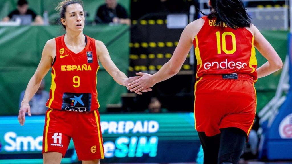 Queralt Casas y Megan Gustafson en el partido entre Canadá y España en el Preolímpico de baloncesto femenino de Sopron (Hungría) / Fuente: Europa Press