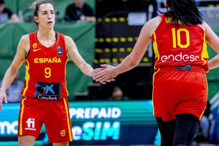 Queralt Casas y Megan Gustafson en el partido entre Canadá y España en el Preolímpico de baloncesto femenino de Sopron (Hungría) / Fuente: Europa Press