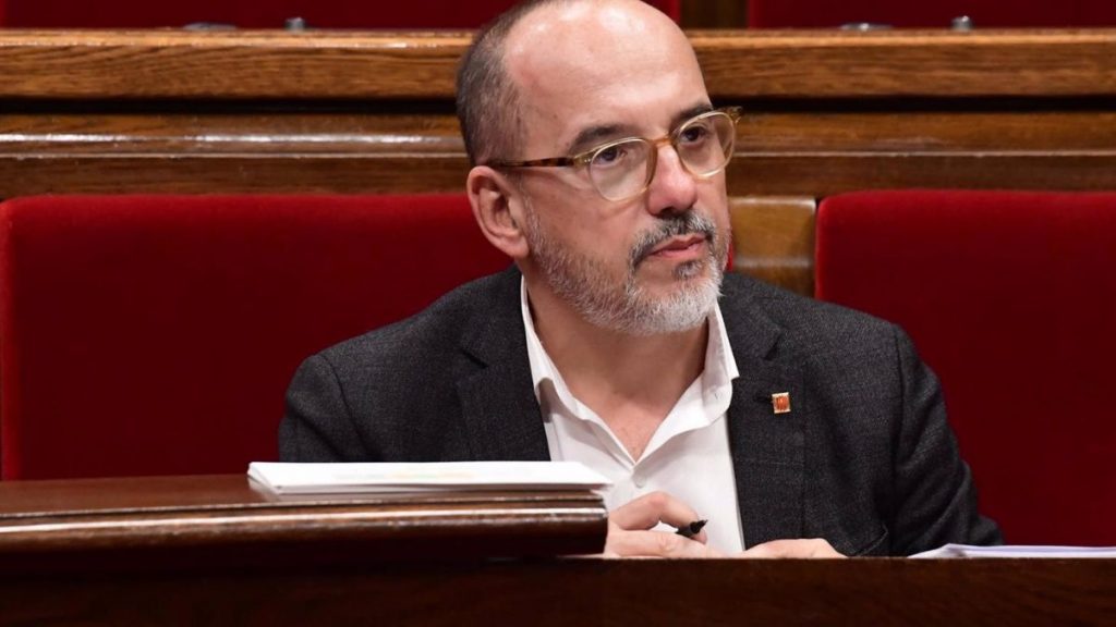 El conseller de Derechos Sociales, Carles Campuzano, en el pleno del Parlament / Fuente: Europa Press