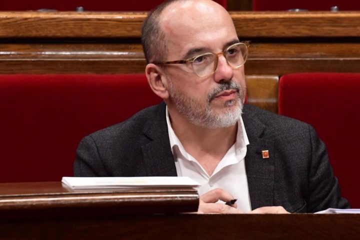 El conseller de Derechos Sociales, Carles Campuzano, en el pleno del Parlament / Fuente: Europa Press