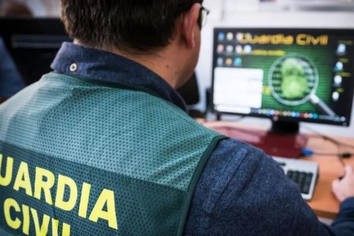 Agente de la Guardia Civil frente al ordenador