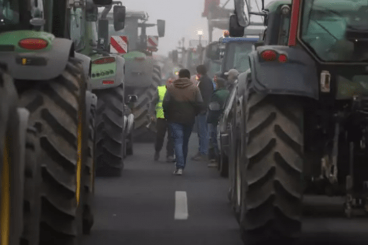 Tractores en las protestas del campo a su paso por Lleida