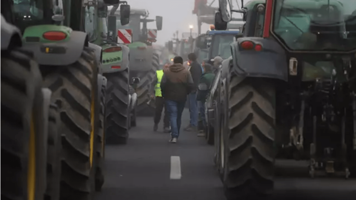 Tractores en las protestas del campo a su paso por Lleida