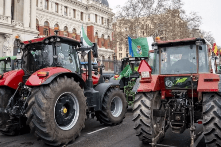 Tractores en Madrid, frente al Ministerio de Agricultura, el pasado 15 de febrero. | Fuente: A. Pérez Meca / Europa Press