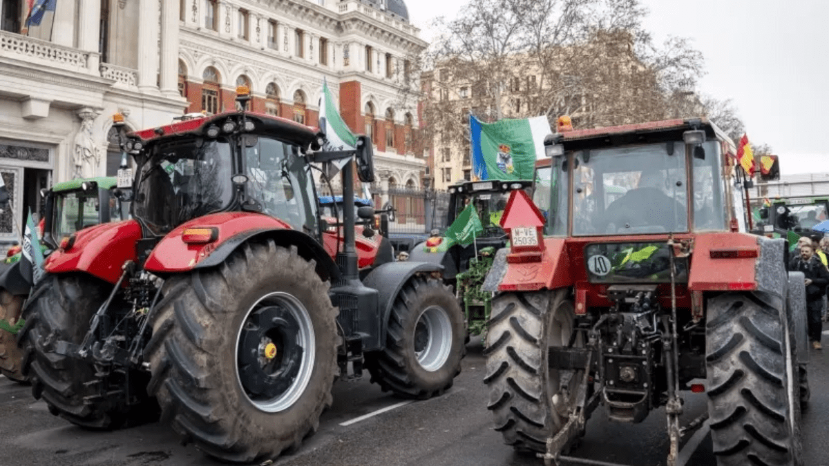 Tractores en Madrid, frente al Ministerio de Agricultura, el pasado 15 de febrero. | Fuente: A. Pérez Meca / Europa Press