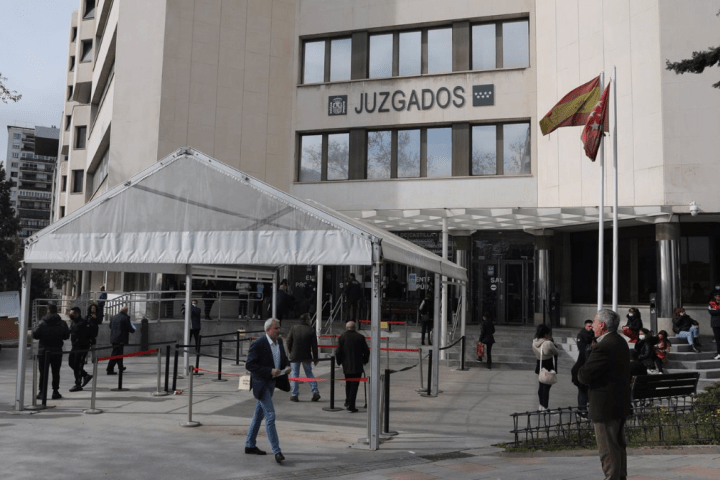 Archivo mascarillas, más carillas de lo que debían - Vista de la entrada de los Juzgados de Madrid en Plaza Castilla. - Isabel Infantes - Europa Press