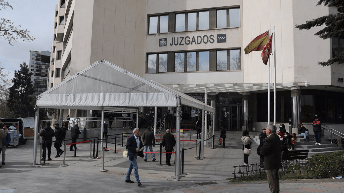 Archivo mascarillas, más carillas de lo que debían - Vista de la entrada de los Juzgados de Madrid en Plaza Castilla. - Isabel Infantes - Europa Press