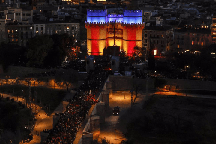 Archivo - La bandera valencina ilumina las Torres de Serranos durante la Crida 2023 - Rober Solsona / Europa Press