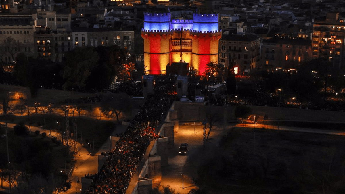 Archivo - La bandera valencina ilumina las Torres de Serranos durante la Crida 2023 - Rober Solsona / Europa Press