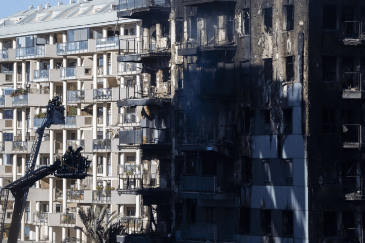 Un incendio de grandes dimensiones arrasó ayer un edificio de 14 plantas en el barrio valenciano de - Jorge Gil - Europa Press
