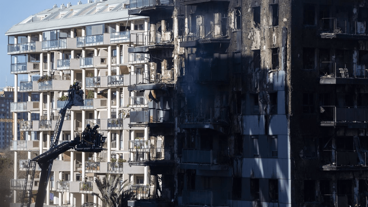 Un incendio de grandes dimensiones arrasó ayer un edificio de 14 plantas en el barrio valenciano de - Jorge Gil - Europa Press