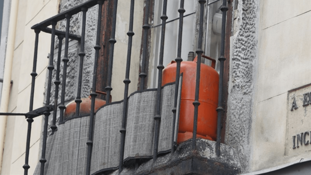 Bombona de butano lanzada por el condenado en el pueblito de Sevilla