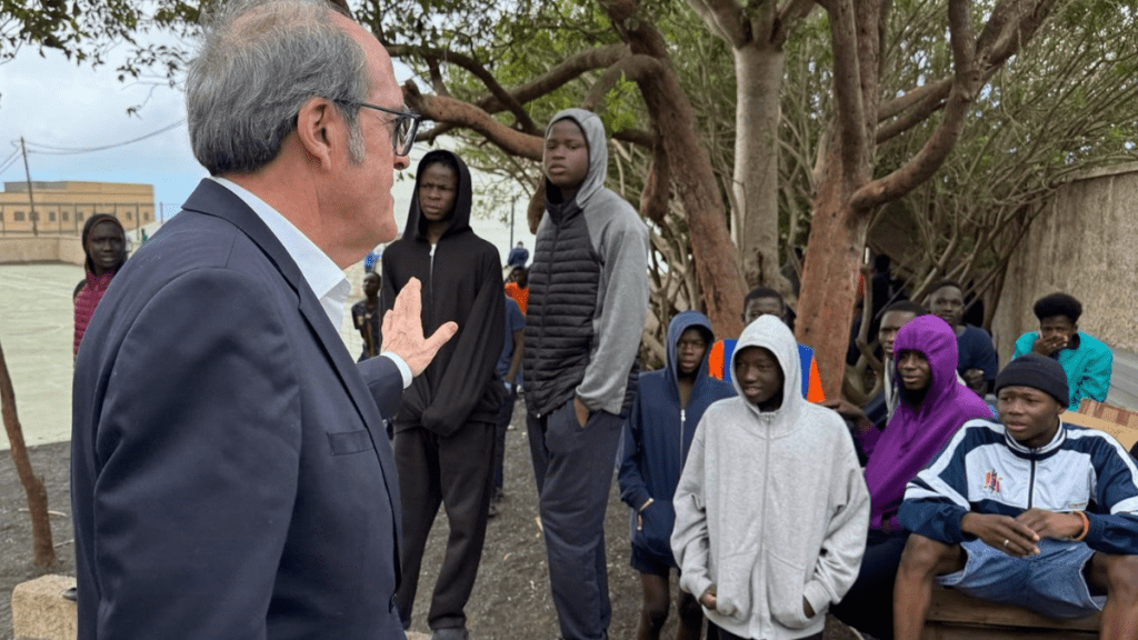 El Defensor del Pueblo, Ángel Gabilondo, visita un centro de atención a menores migrantes en El Hierro